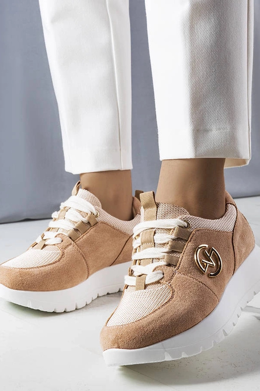 Smilšu krāsas sporta apavi uz...