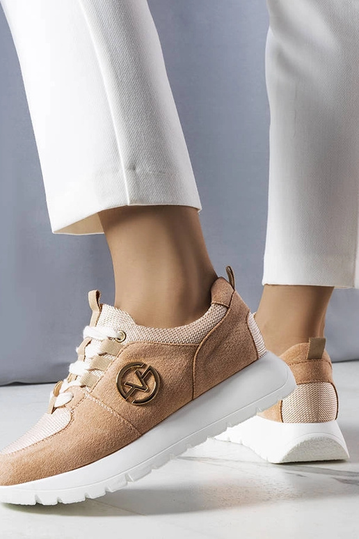 Smilšu krāsas sporta apavi uz...