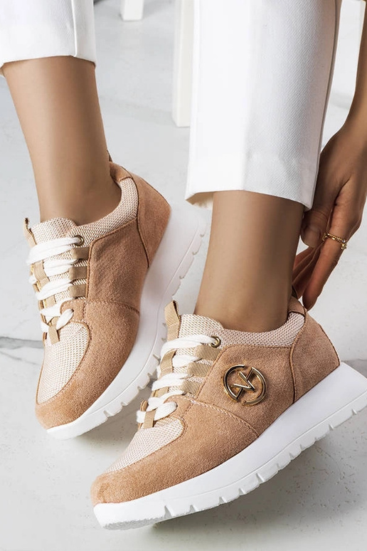 Smilšu krāsas sporta apavi uz...