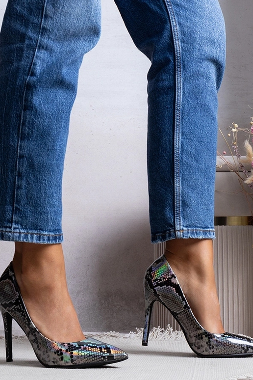 Ella sudraba patentēti papēži