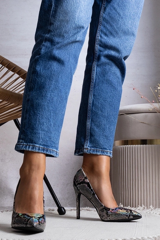 Ella sudraba patentēti papēži