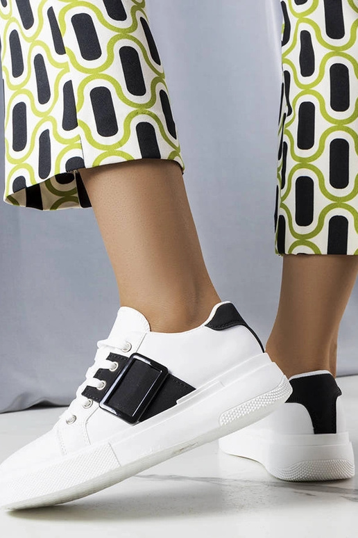 Baltas kedas rotātas ar melnu sprādzi...