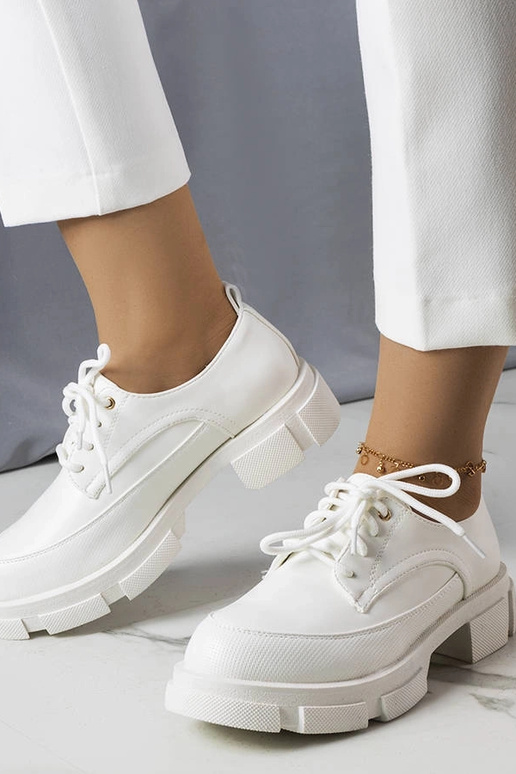 Baltie puszābaki uz masīvas zoles, „Kay"