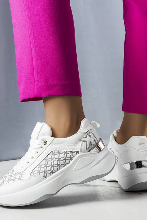 Baltas kedas ar Margie monogrammu