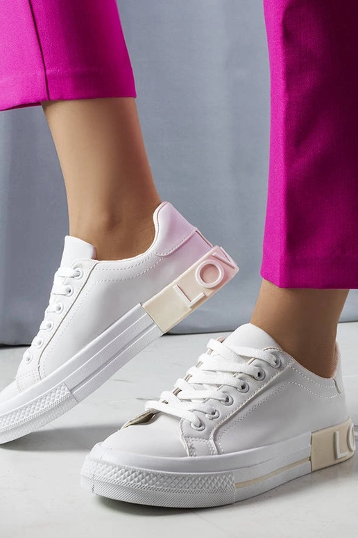 Baltas un bēšas kedas rotātas ar...