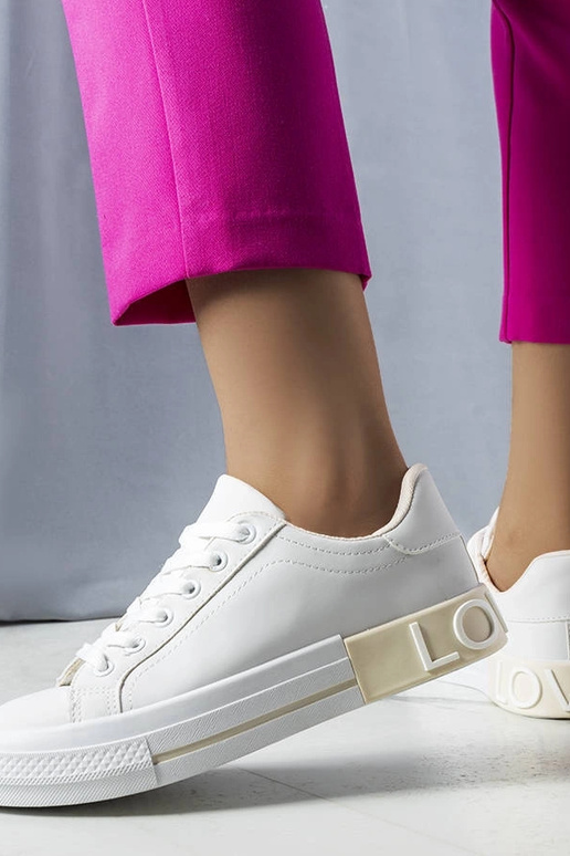 Baltas un bēšas kedas rotātas ar...