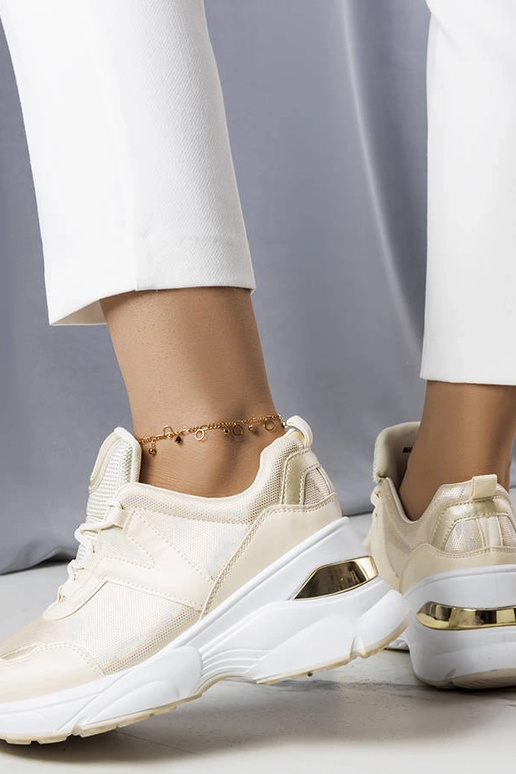 Bēšas kedas ar metāliskiem ieliktņiem...