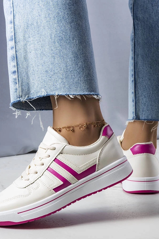 Krēmkrāsas kedas ar rozā ieliktņiem...