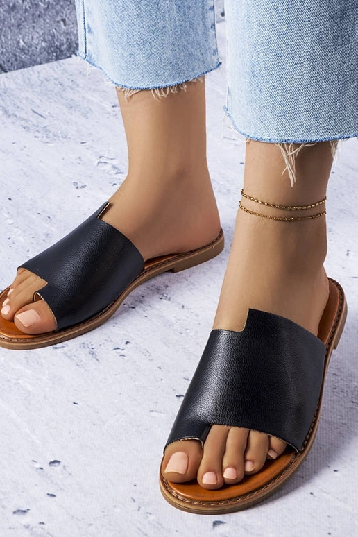 Melnas čības ar neparastu zābaku,...