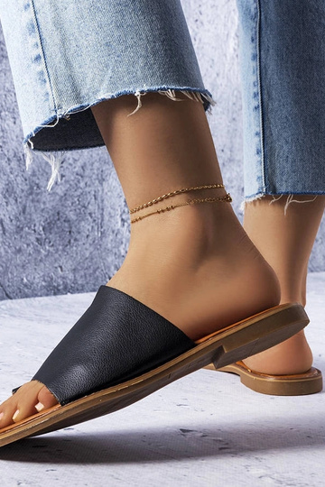 Melnas čības ar neparastu... 2