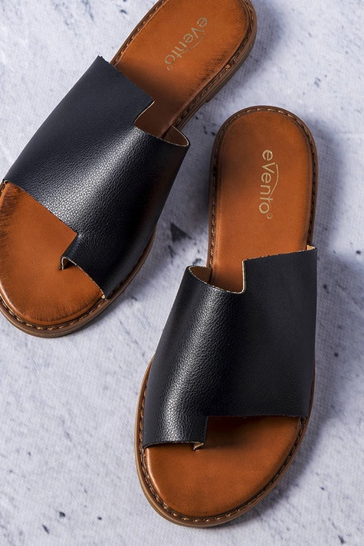 Melnas čības ar neparastu zābaku,...