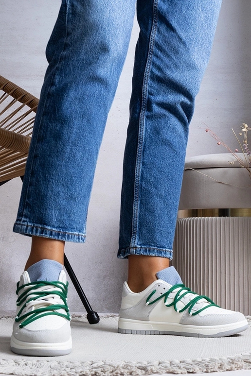 Pelēkas sieviešu kedas ar zaļām...