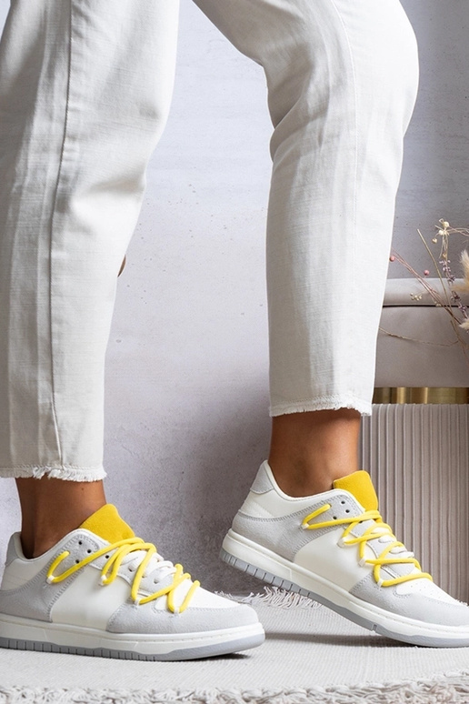 Pelēkas sieviešu kedas ar dzeltenām...