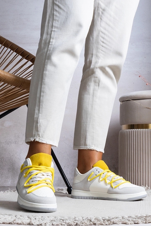 Pelēkas sieviešu kedas ar dzeltenām...