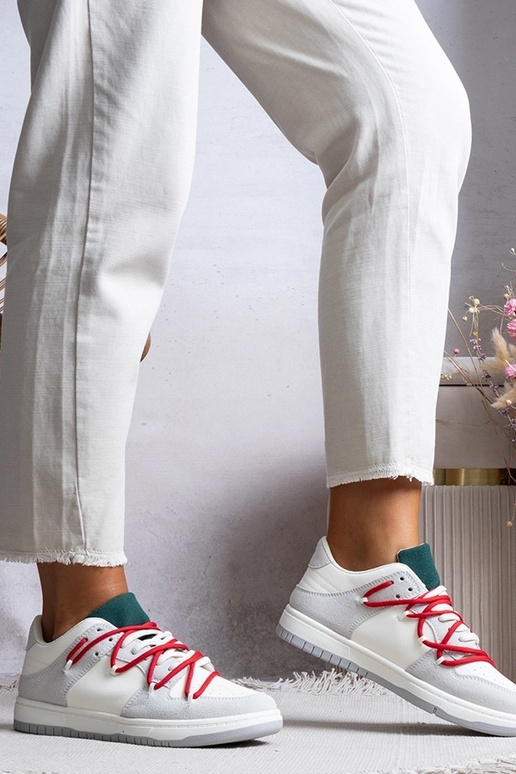 Pelēkas sieviešu kedas ar sarkanām...