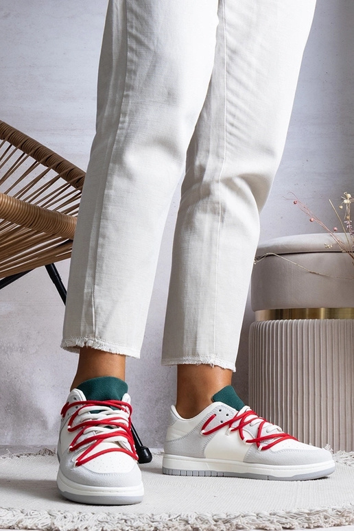 Pelēkas sieviešu kedas ar sarkanām...