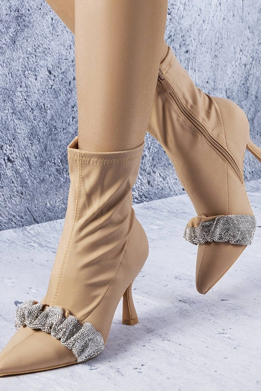 Bēši puszābaki, kas dekorēti ar...