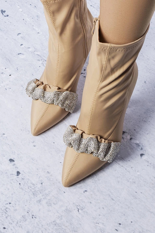 Bēši puszābaki, kas dekorēti ar...