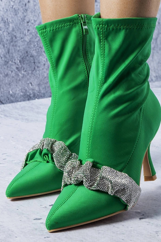 Zaļi puszābaki, kas dekorēti ar...