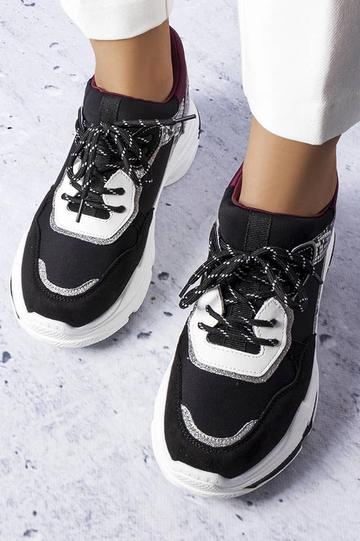 Melnas kedas rotātas ar Savard...