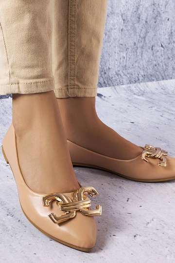 Tumši smilšu krāsas kurpes...