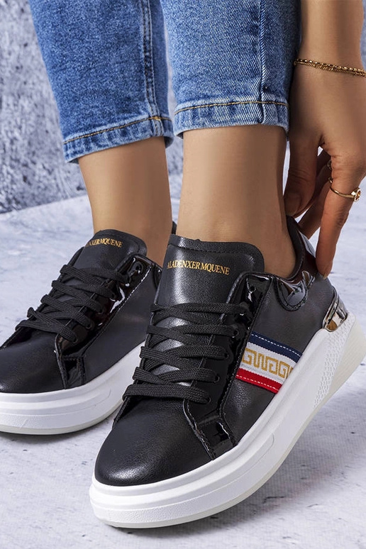 Melnas kurpes ar lakādas ieliktņiem...