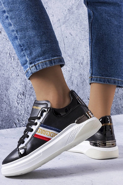 Melnas kurpes ar lakādas ieliktņiem...