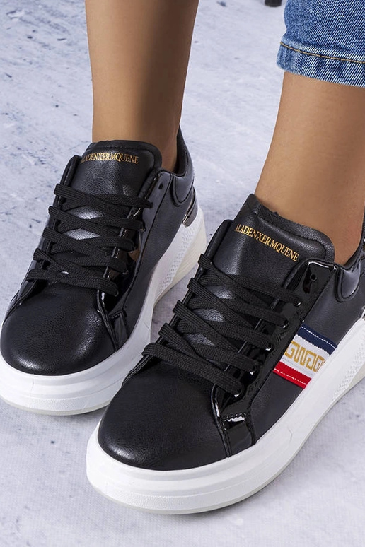 Melnas kurpes ar lakādas ieliktņiem...