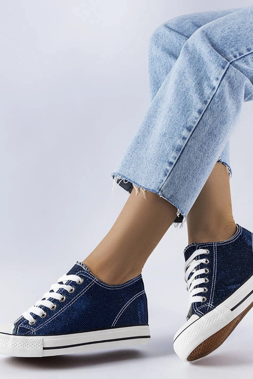 Tumši zilas mirdzošas ķīļveida kedas...