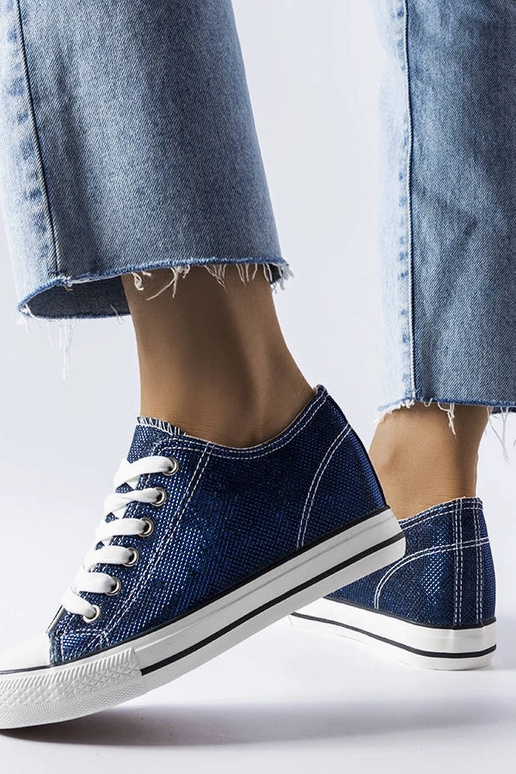 Tumši zilas mirdzošas ķīļveida kedas...