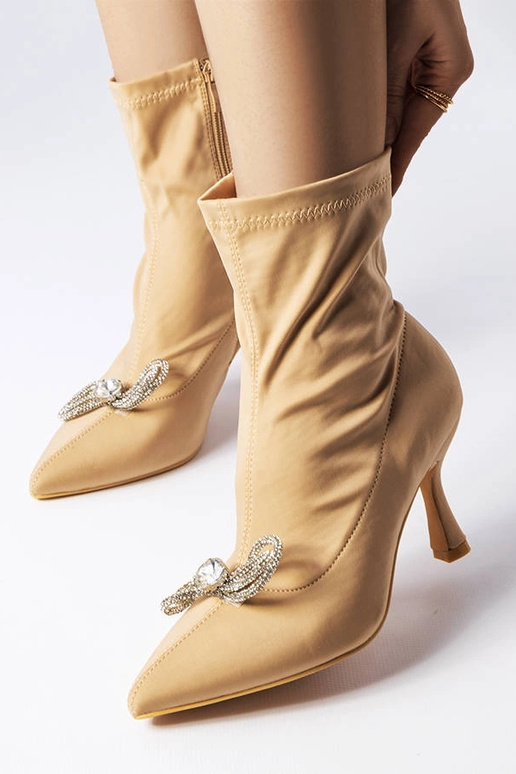 Bēši puszābaki, kas dekorēti ar...