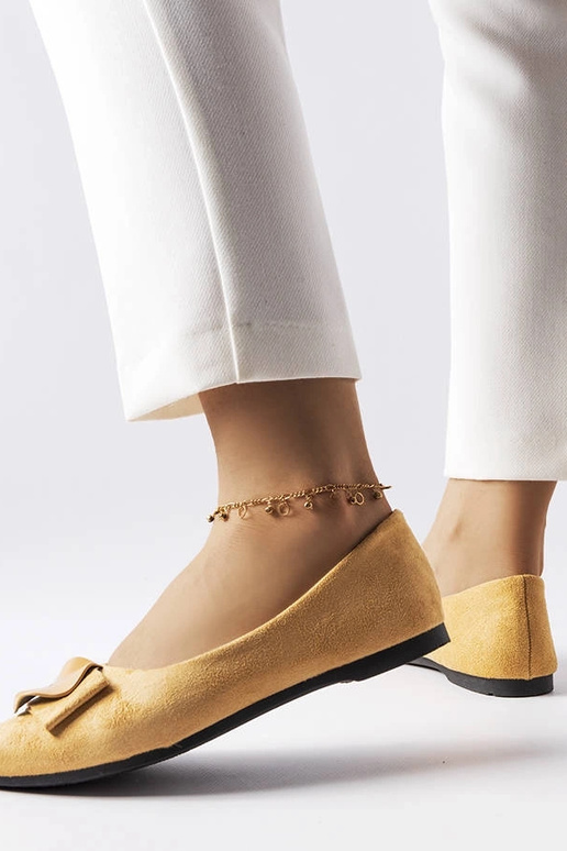 Bēši baleta dzīvokļi, kas dekorēti ar... Bēši baleta dzīvokļi, kas dekorēti ar...