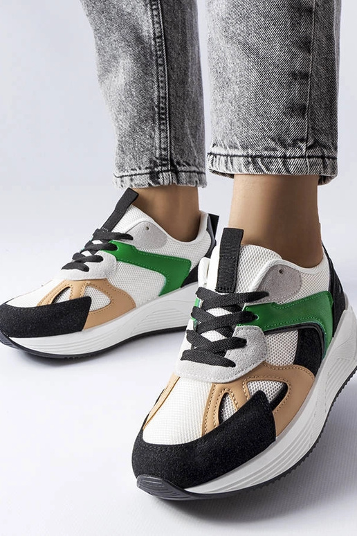 Melni sporta apavi no dažādām...