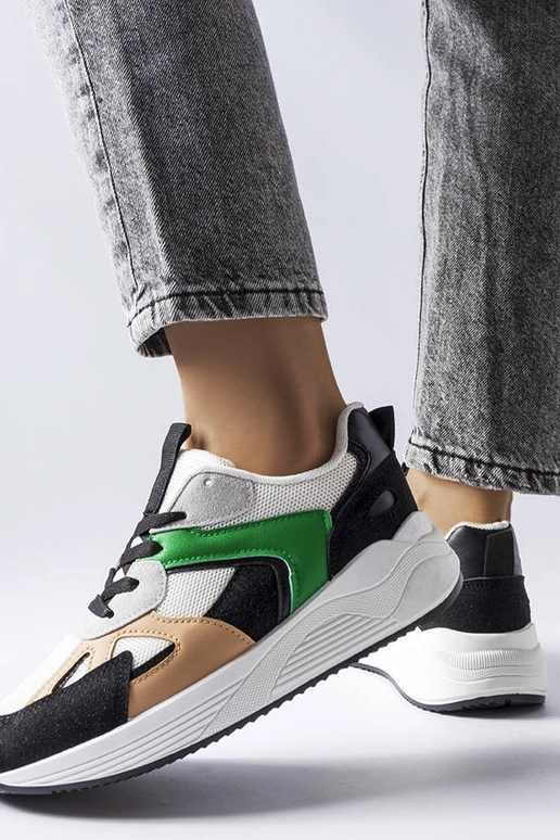 Melni sporta apavi no dažādām...