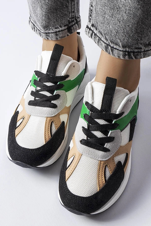 Melni sporta apavi no dažādām...