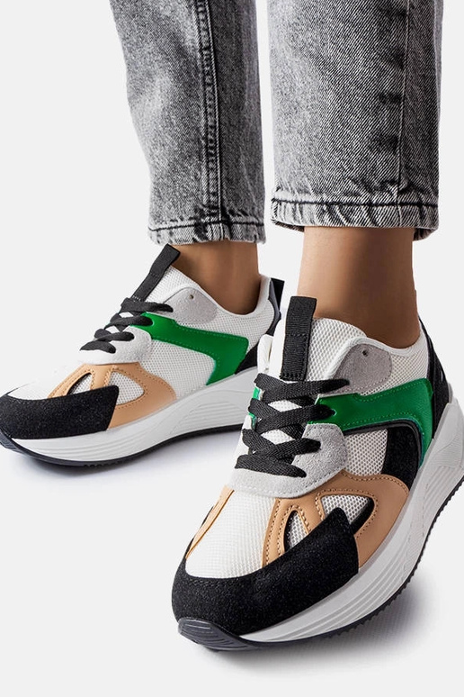 Melni sporta apavi no dažādām...