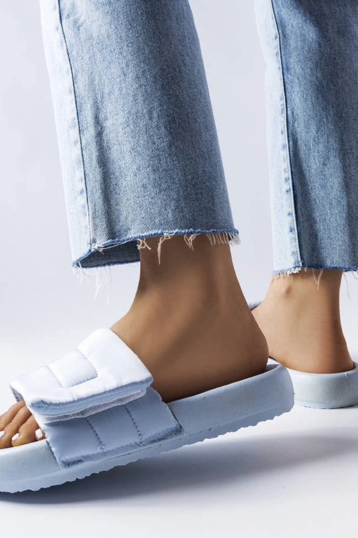 Zilas ar Velcro aizdarāmas flip-flops...