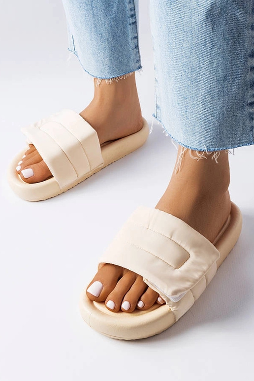 Bēšas flip-flops ar velcro aizdari...