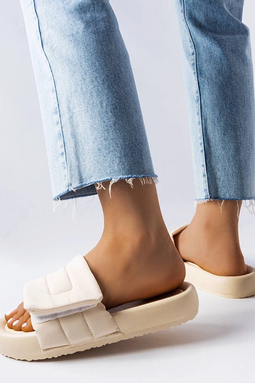 Bēšas flip-flops ar velcro aizdari...