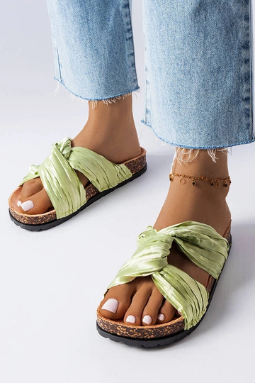Zaļas flip-flops, kas dekorētas ar Fresne materiālu