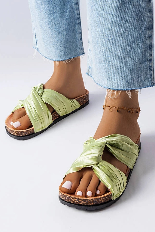 Zaļas flip-flops, kas dekorētas ar...