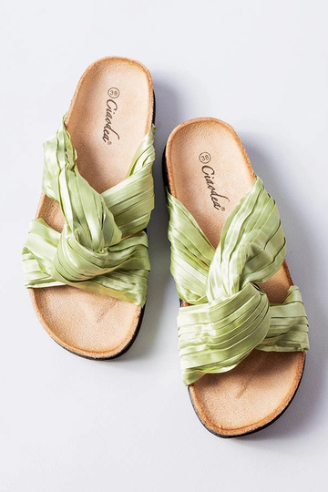 Zaļas flip-flops, kas dekorētas ar Fresne materiālu 2