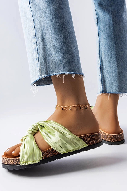 Zaļas flip-flops, kas dekorētas ar...