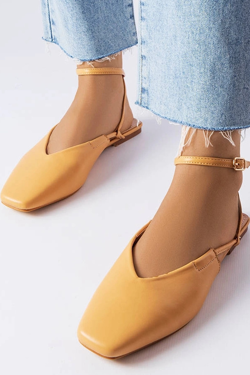 Bēšas sandales ar slēgtu purngalu Jehova