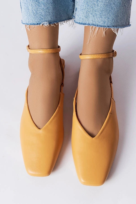 Bēšas sandales ar slēgtu purngalu Jehova