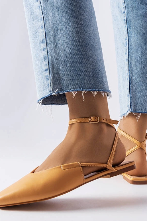 Bēšas sandales ar slēgtu purngalu Jehova