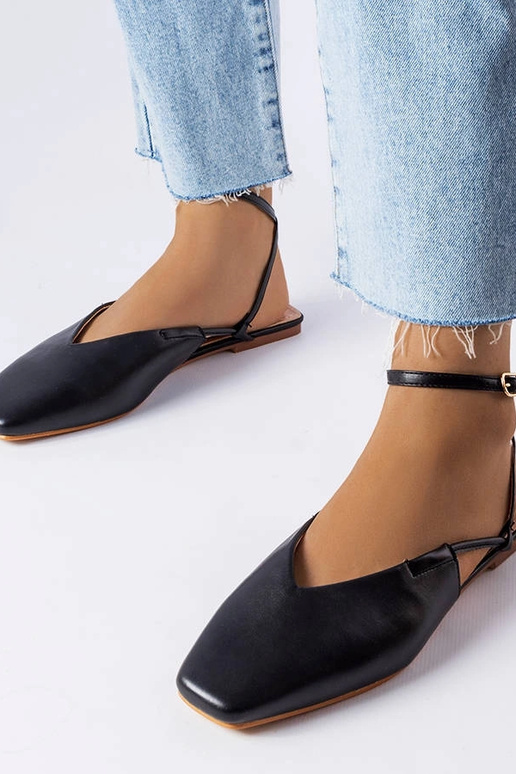 Melnas sandales ar slēgtu purngalu...