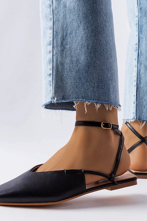 Melnas sandales ar slēgtu purngalu...