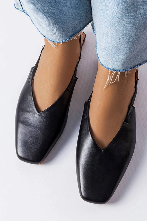 Melnas sandales ar slēgtu purngalu...