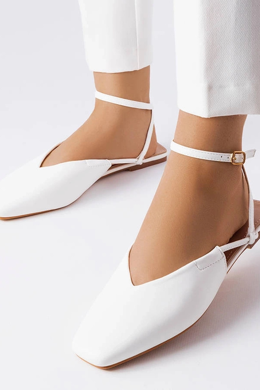 Baltas sandales ar slēgtu purngalu...